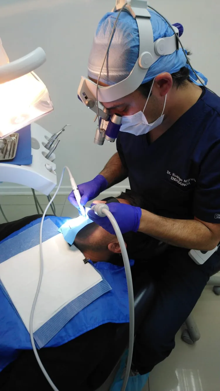 Dr. Rodrigo Negrete en consulta odontológica