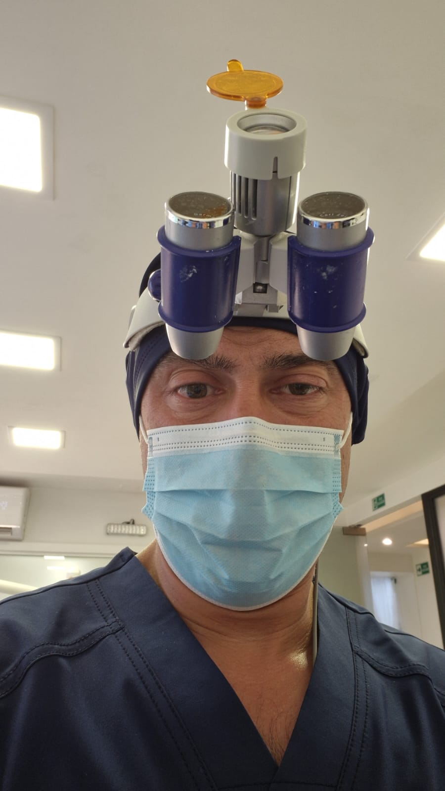 Dr. Rodrigo Negrete en consulta odontológica
